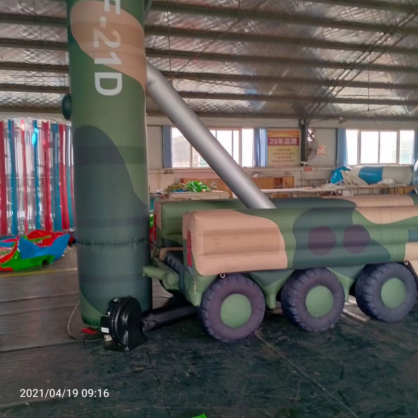 剑阁军事演习中的充气目标车辆：模拟发射车雷达车坦克飞机